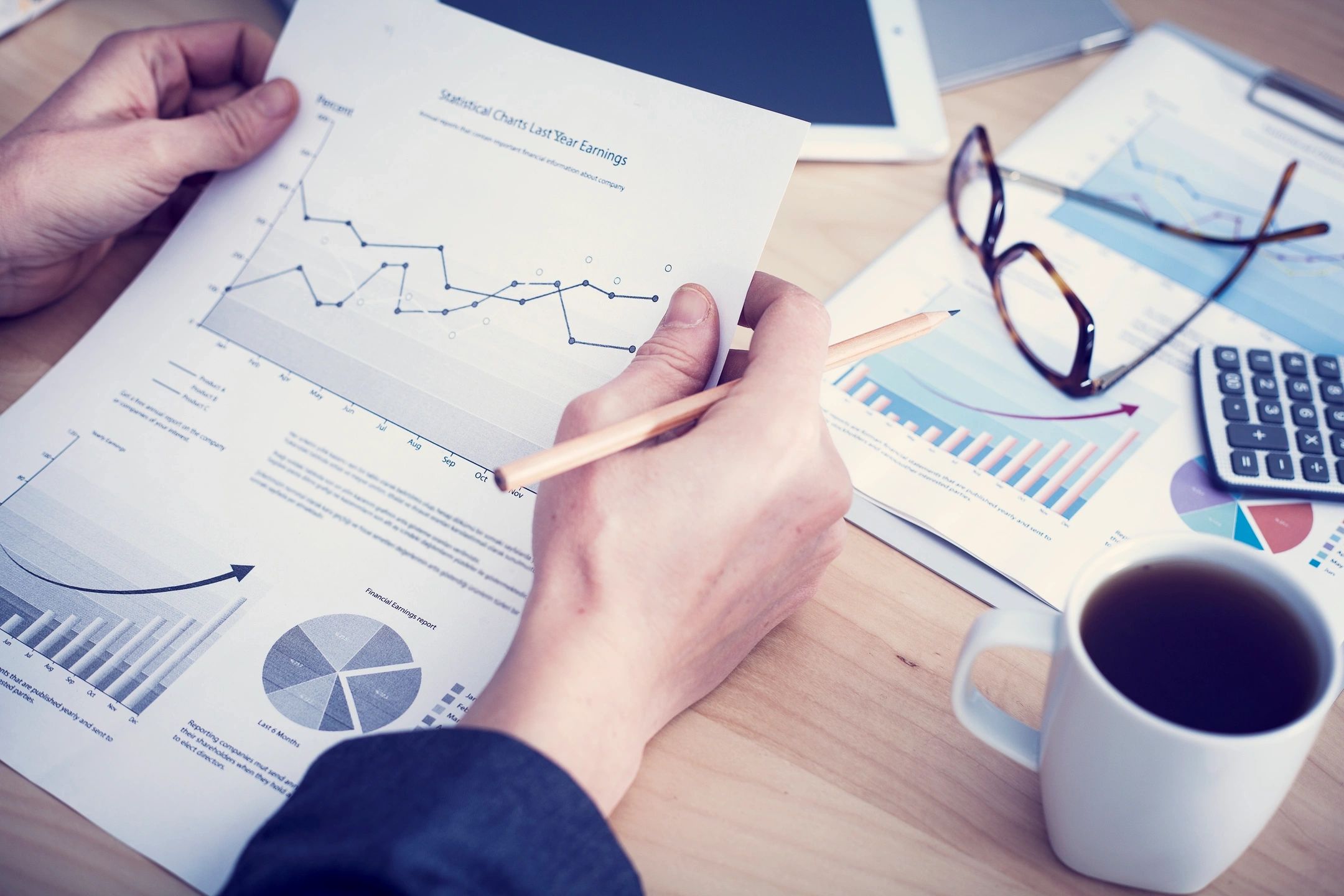 Servicios de contabilidad – documentos y gráficas financieras